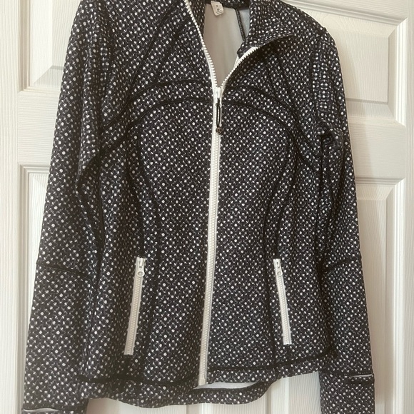 Lululemon black-and-white define jacket white zipper size 8 excellent condition. - Picture 5 of 6